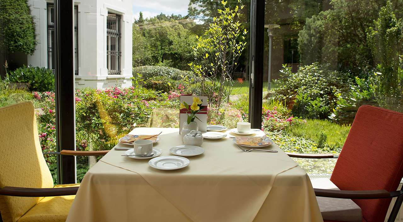Augustinum Seniorenresidenz Aumühle Restaurant Ein gedeckter Tisch an einem Fenster