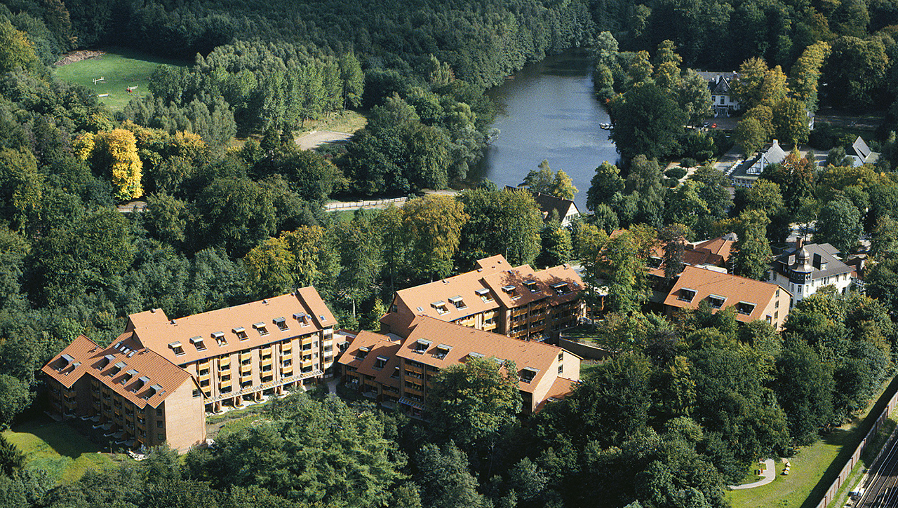Eingebettet in die Erholungslandschaft des Sachsenwalds liegt die Seniorenresidenz Augustinum Aumühle ruhig und grün vor den Toren Hamburgs. Eingebettet in die Erholungslandschaft des Sachsenwalds liegt die Seniorenresidenz Augustinum Aumühle ruhig und grün vor den Toren Hamburgs.