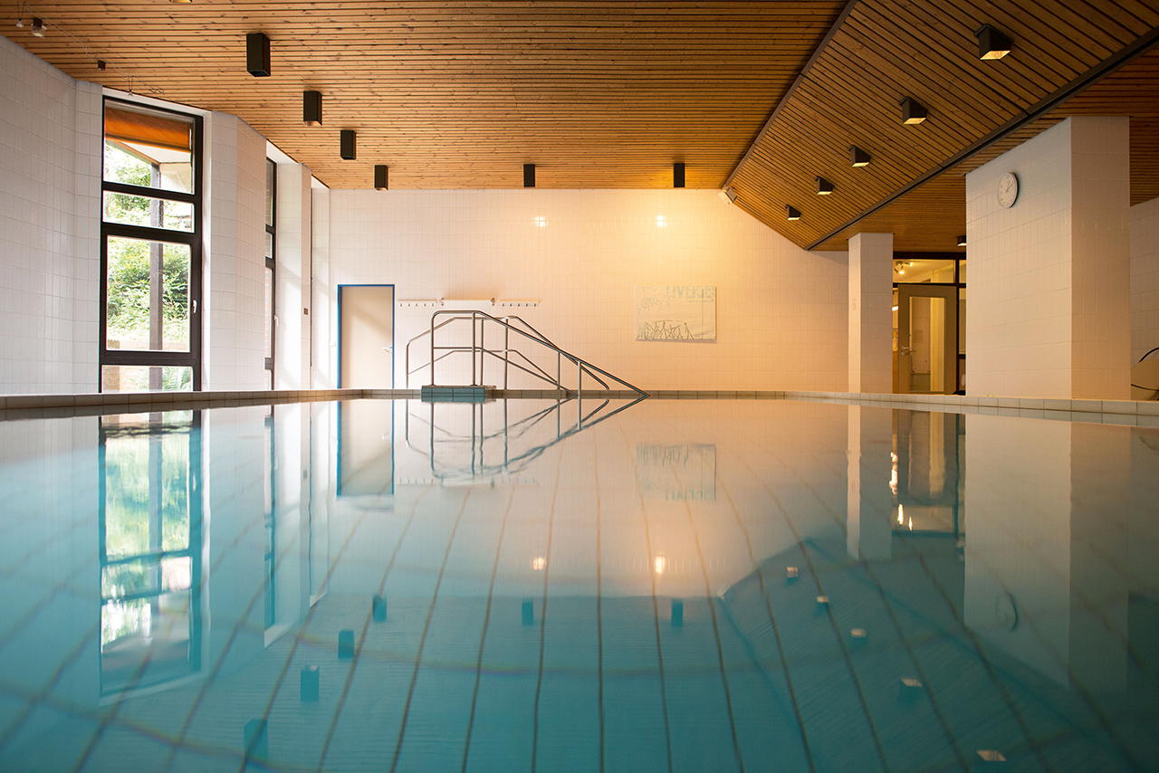 Mit Schwimmbad, Gymnastik- und Fitnessraum im Haus fällt es leicht, Gesundheit und Beweglichkeit zu fördern und zu erhalten. Mit Schwimmbad, Gymnastik- und Fitnessraum im Haus fällt es leicht, Gesundheit und Beweglichkeit zu fördern und zu erhalten.