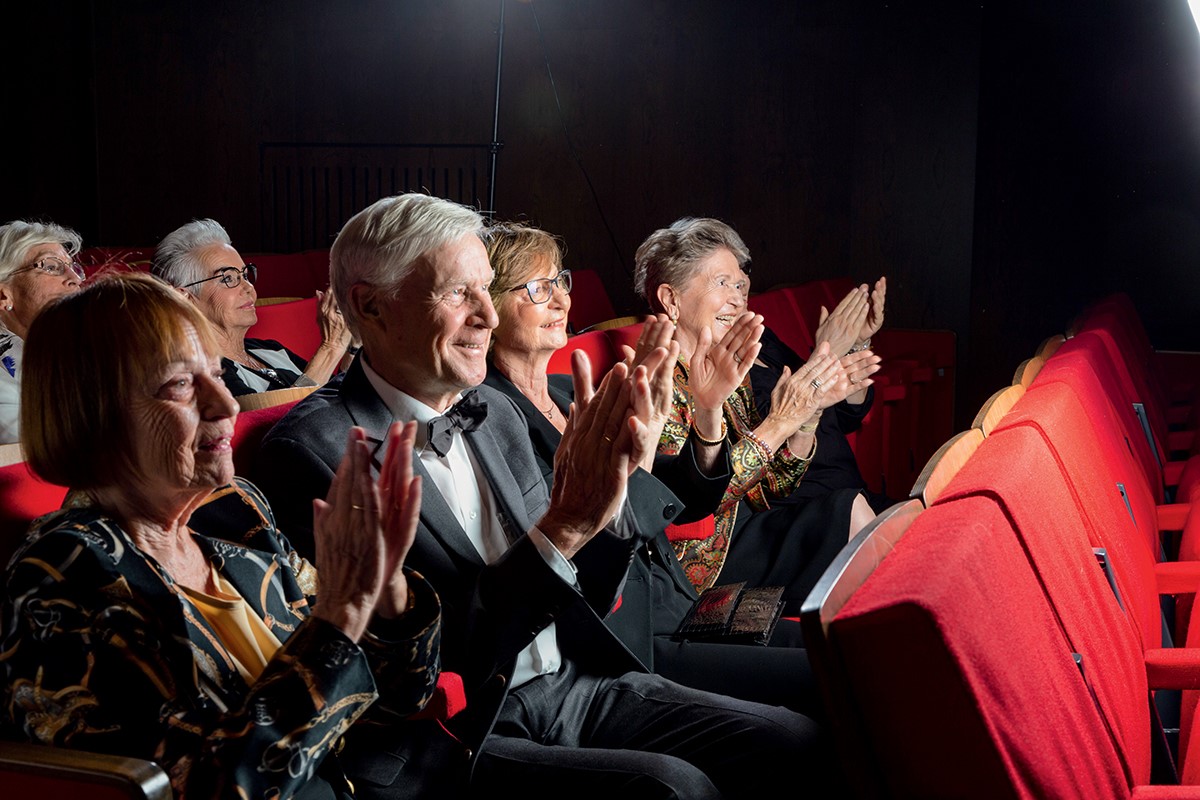 Augustinum Seniorenresidenzen Theatersaal Senior*innen applaudieren in einem Theatersaal