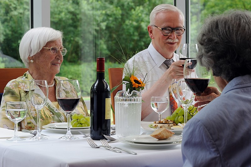 Zum gastronomischen Angebot des Augustinum Bad Neuenahr gehören auch Catering und Service für private Feiern inklusive passender Räume. Zum gastronomischen Angebot des Augustinum Bad Neuenahr gehören auch Catering und Service für private Feiern inklusive passender Räume.