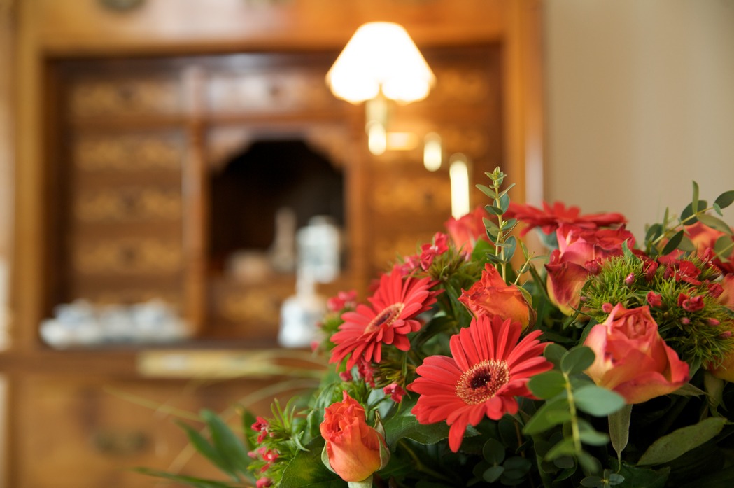Blumenstrauß auf dem Tisch in einer Wohnung im Augustinum Bad Neuenahr
