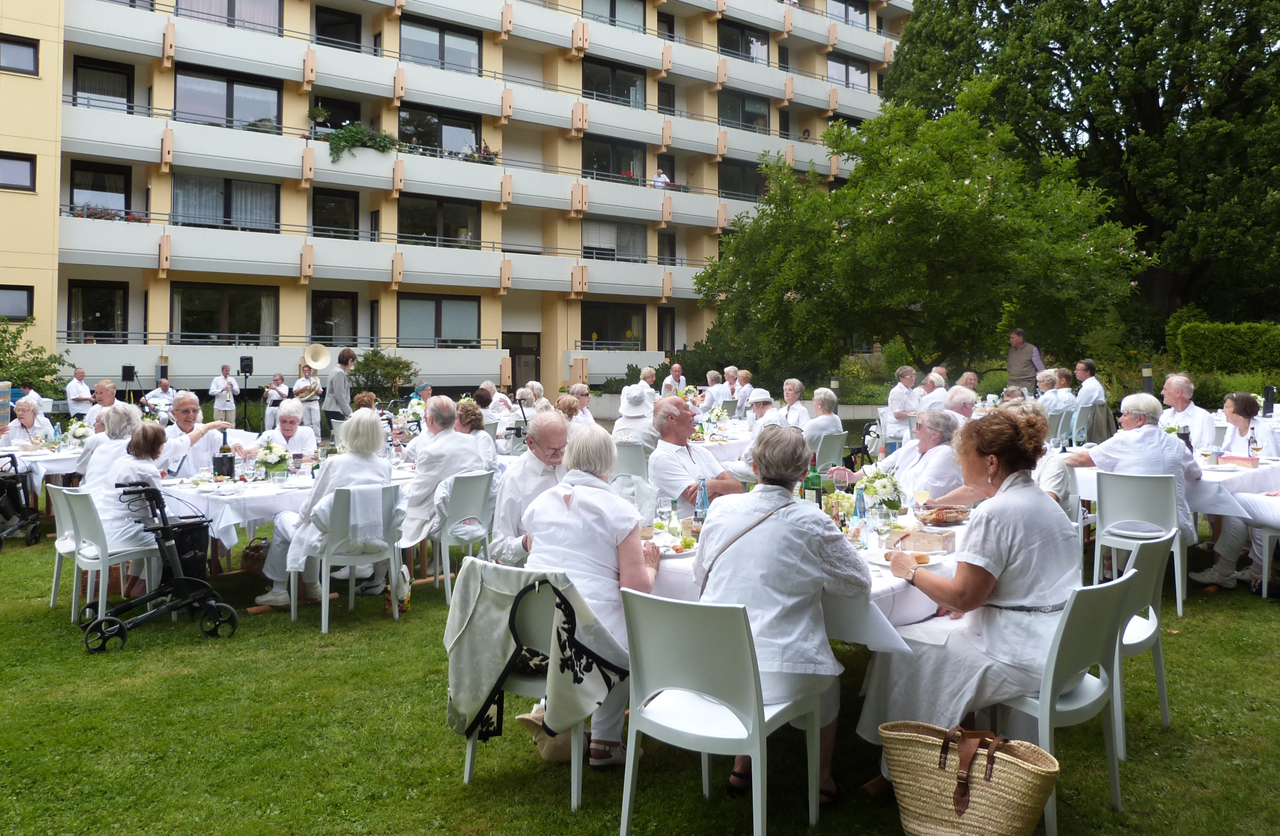 Dîner en Blanc im Garten des Augustinum Braunschweig Dîner en Blanc im Garten des Augustinum Braunschweig
