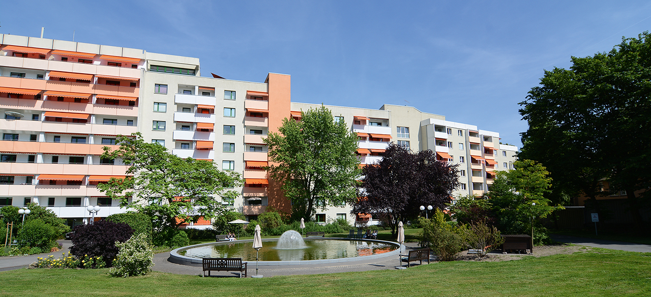 Augustinum Seniorenresidenz Detmold Lage Slider Ein Brunnen und Bäume vor dem Augustinum Detmold