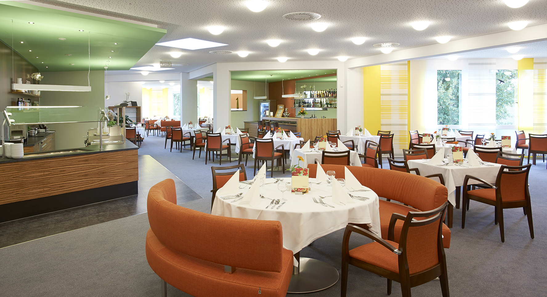 Das Restaurant ist gleichermaßen Ort kulinarischer Genüsse wie täglicher Treffpunkt der Bewohner*innen. Das Restaurant ist Das Restaurant ist gleichermaßen Ort kulinarischer Genüsse wie täglicher Treffpunkt der Bewohner*innen.Ort kulinarischer Genüsse wie täglicher Treffpunkt der Bewohner.