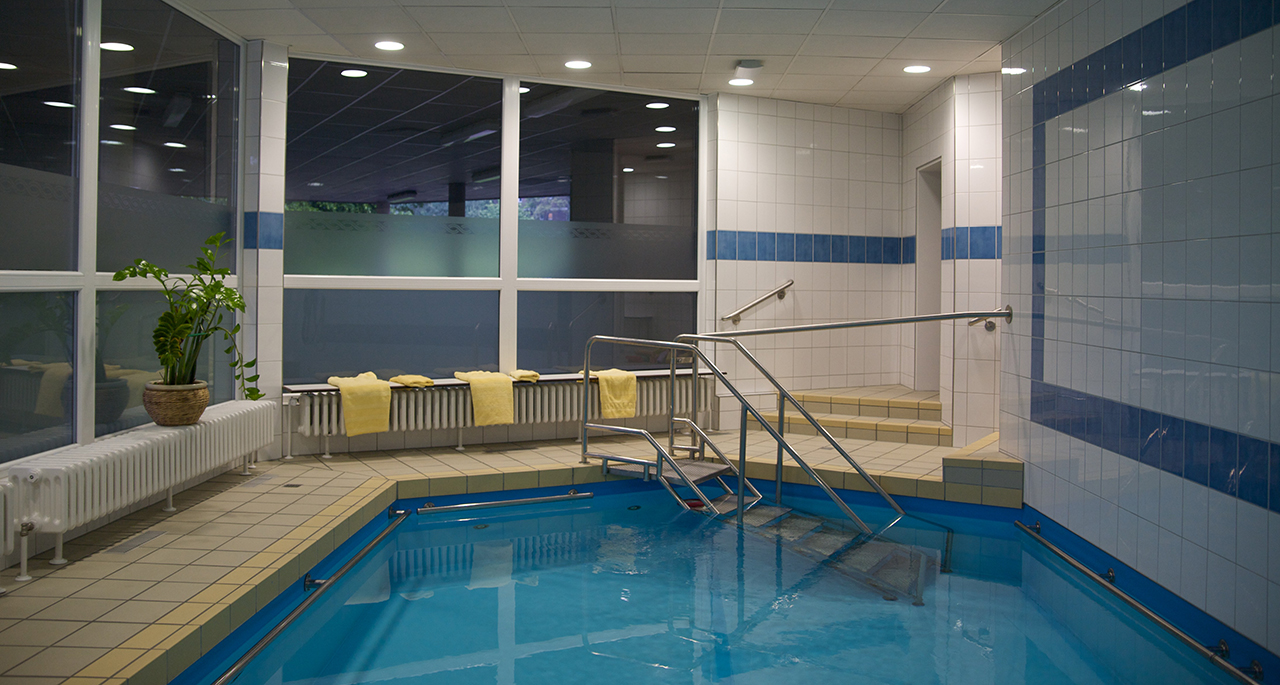 Ein Bewegungsbad und der Gymnastikraum eröffnen zahlreiche Möglichkeiten für Training und Entspannung. Ein Bewegungsbad und der Gymnastikraum eröffnen zahlreiche Möglichkeiten für Training und Entspannung.