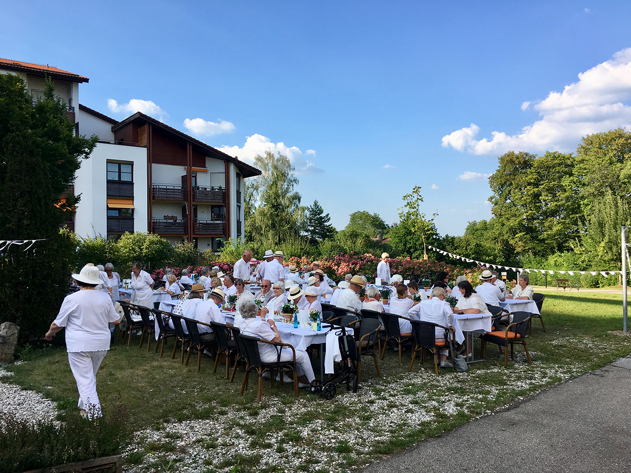 Fröhliches Beisammensein im Garten des Augustinum Dießen am Ammersee Fröhliches Beisammensein im Garten des Augustinum Dießen am Ammersee