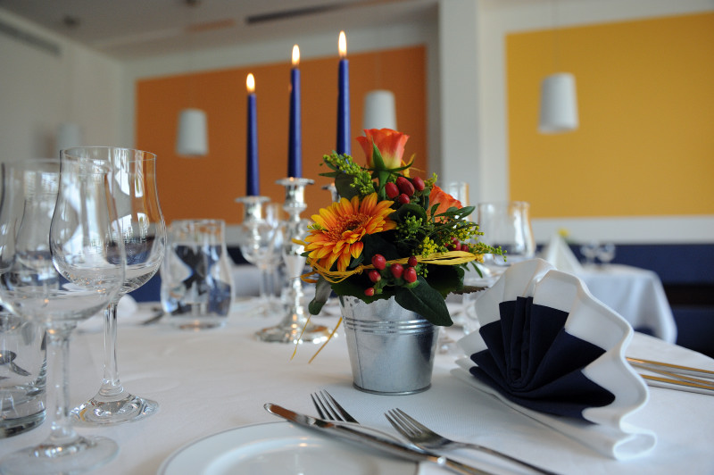 Augustinum Seniorenresidenz Dießen Restaurant Slider Blumen auf einem gedeckten Tisch