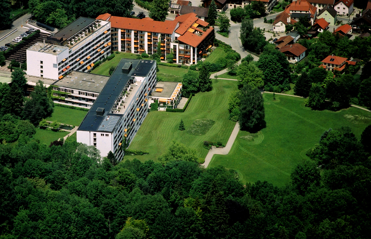 Das Augustinum Dießen am Ammersee liegt inmitten einer großzügigen Parkanlage. Das 1968 eröffnete Haus wurde 1985 durch einen Neubau erweitert (am oberen Bildrand zu sehen). Das Augustinum Dießen am Ammersee liegt inmitten einer großzügigen Parkanlage. Das 1968 eröffnete Haus wurde 1985 durch einen Neubau erweitert (am oberen Bildrand zu sehen).