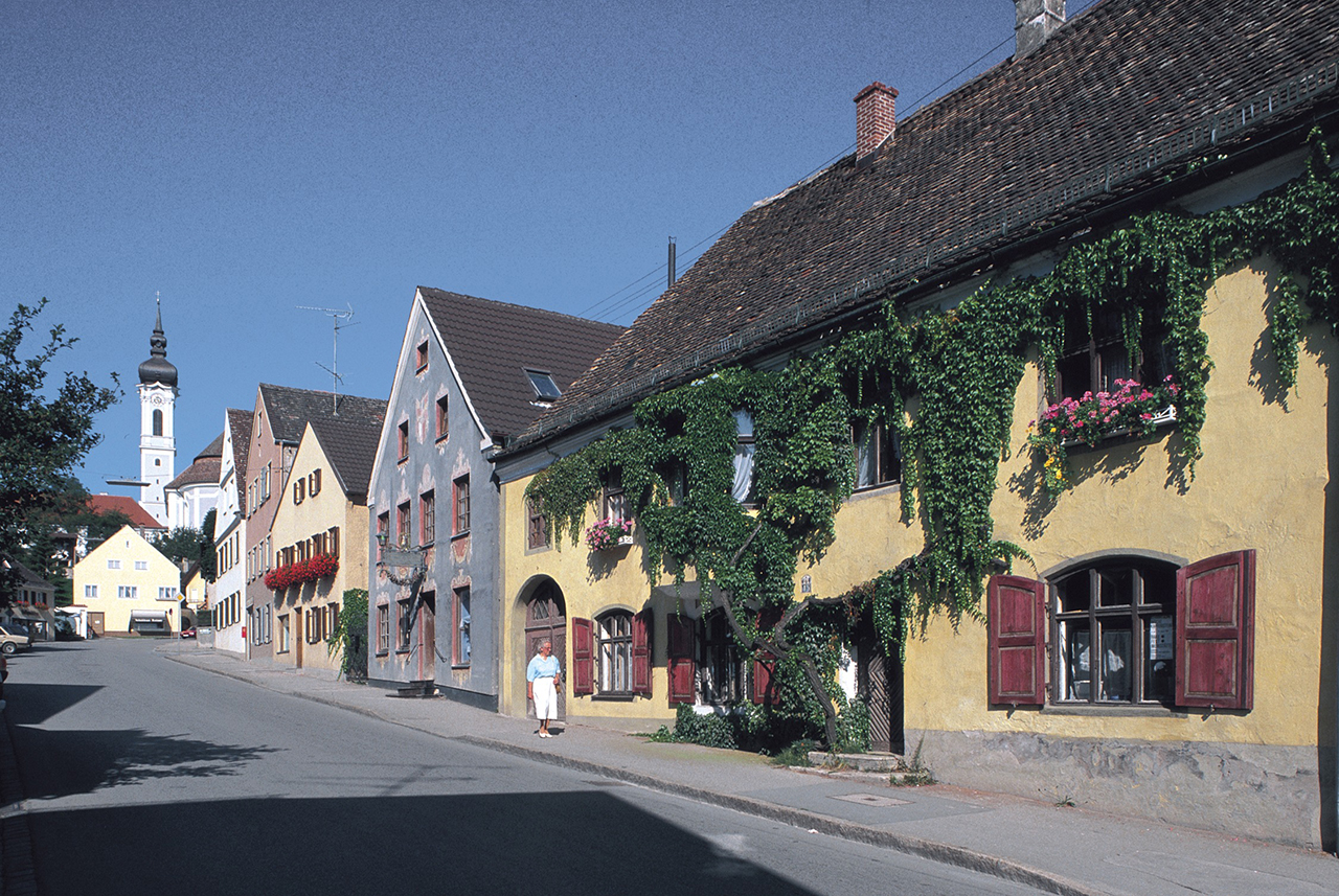 Dießen hat sich den ländlichen Charme einer bayerischen Kleinstadt bewahrt, bietet aber alles, was einen bekannten Erholungs- und Kurort ausmacht, von Ärzten bis zu Einkaufsmöglichkeiten. Dießen hat sich den ländlichen Charme einer bayerischen Kleinstadt bewahrt, bietet aber alles, was einen bekannten Erholungs- und Kurort ausmacht, von Ärzten bis zu Einkaufsmöglichkeiten.