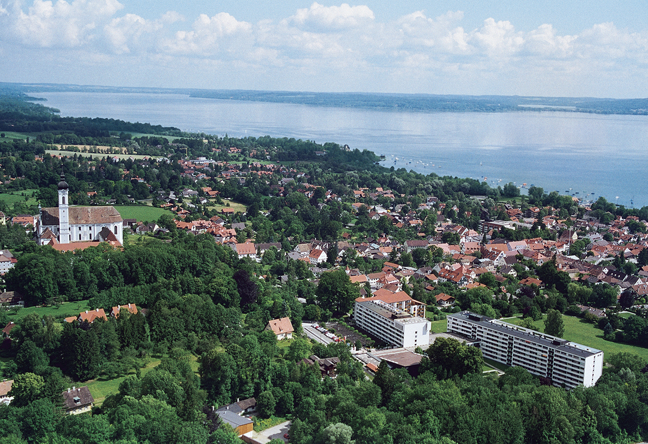 Lohnende Ausflugsziele in unmittelbarer Nähe des Augustinum sind neben dem Ammersee das Marienmünster, eine der bedeutendsten Barockkirchen Bayerns, und natürlich das Kloster Andechs. Lohnende Ausflugsziele in unmittelbarer Nähe des Augustinum sind neben dem Ammersee das Marienmünster, eine der bedeutendsten Barockkirchen Bayerns, und natürlich das Kloster Andechs.