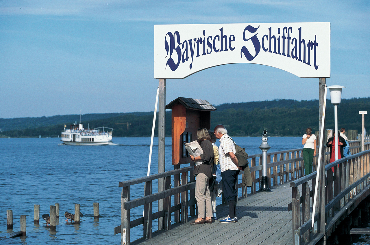Vom fußläufig erreichbaren Anleger aus können Sie den gesamten Ammersee erkunden. Vom fußläufig erreichbaren Anleger aus können Sie den gesamten Ammersee erkunden.