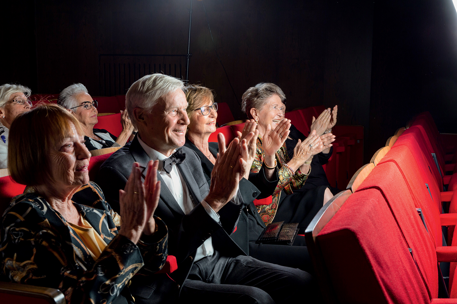 Augustinum Seniorenresidenz Dortmund Theatersaal Senior*innen applaudieren in einem Theatersaal