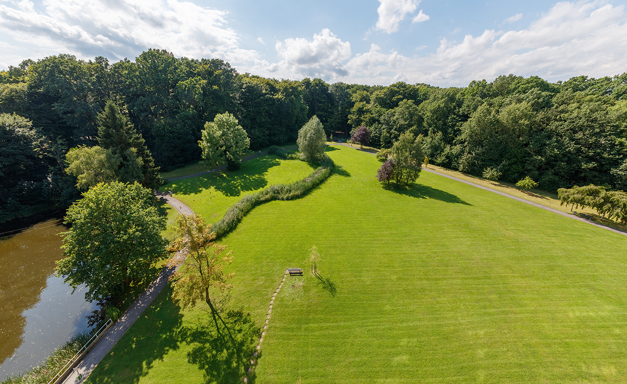 Der große hauseigene Park lädt zum Spazierengehen und Entspannen ein. Der große hauseigene Park lädt zum Spazierengehen und Entspannen ein.