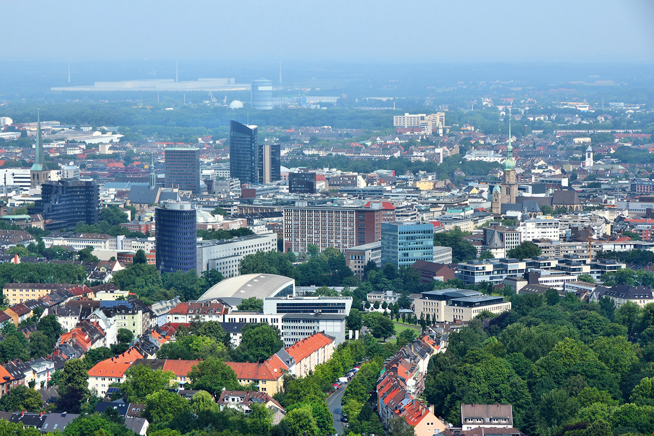 Die pulsierende Dortmunder City mit vielen Freizeit- und Einkaufsmöglichkeiten ist nur 30 Minuten entfernt. Die pulsierende Dortmunder City mit vielen Freizeit- und Einkaufsmöglichkeiten ist nur 30 Minuten entfernt.