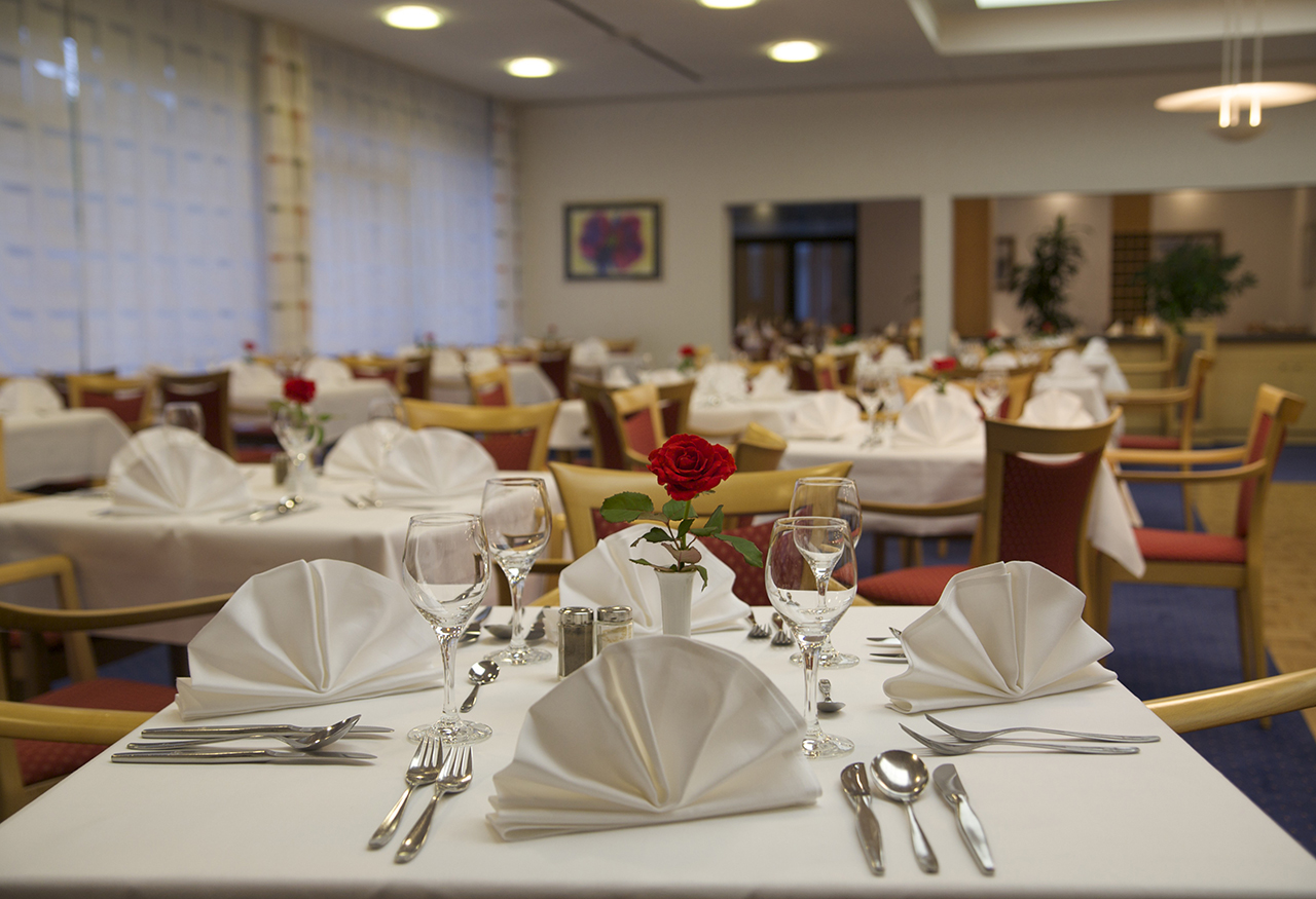 Im Restaurant treffen sich die Bewohner täglich und speisen auf dem Niveau gehobener Gastronomie. Im Restaurant treffen sich die Bewohner täglich und speisen auf dem Niveau gehobener Gastronomie.