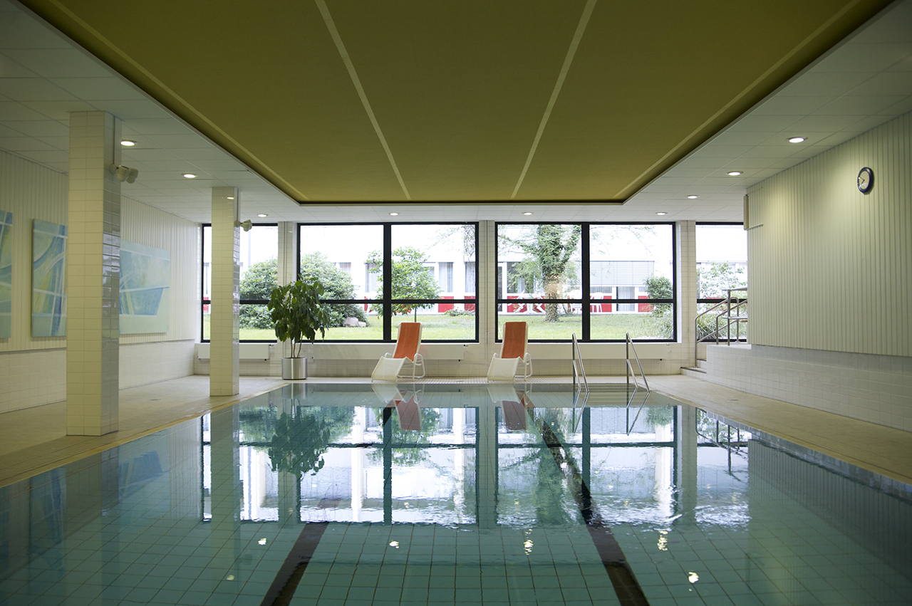 Schwimmbad und Fitnessraum ermöglichen Entspannung und Training im Haus. Schwimmbad und Fitnessraum ermöglichen Entspannung und Training im Haus.
