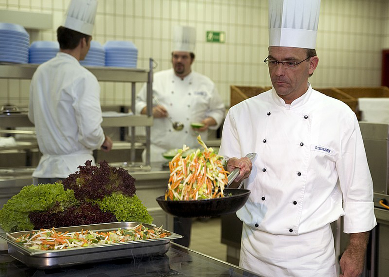 Im Augustinum Essen wird mit frischen Zutaten gesund und ausgewogen gekocht. Im Augustinum Essen wird mit frischen Zutaten gesund und ausgewogen gekocht.