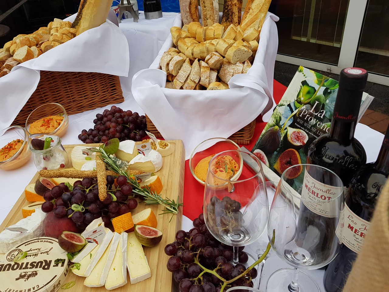 Internationale Küche gehört zum gastronomischen Angebot des Augustinum – nicht nur wie hier beim Europafest 2019. Internationale Küche gehört zum gastronomischen Angebot des Augustinum – nicht nur wie hier beim Europafest 2019.