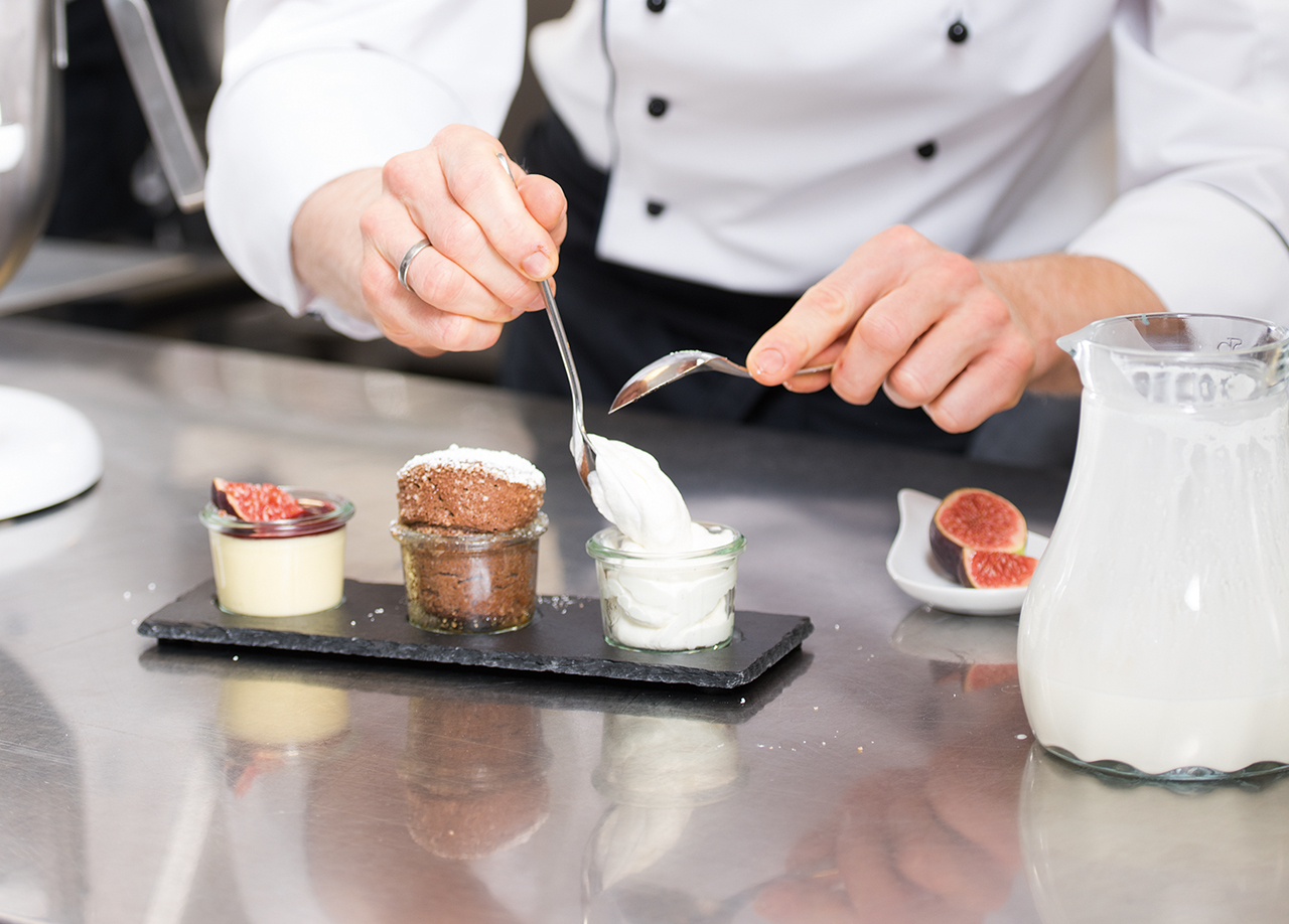 Das Küchen- und Serviceteam des Augustinum Essen unterstützt Sie auch bei privaten Festen und Feiern. Das Küchen- und Serviceteam des Augustinum Essen unterstützt Sie auch bei privaten Festen und Feiern.