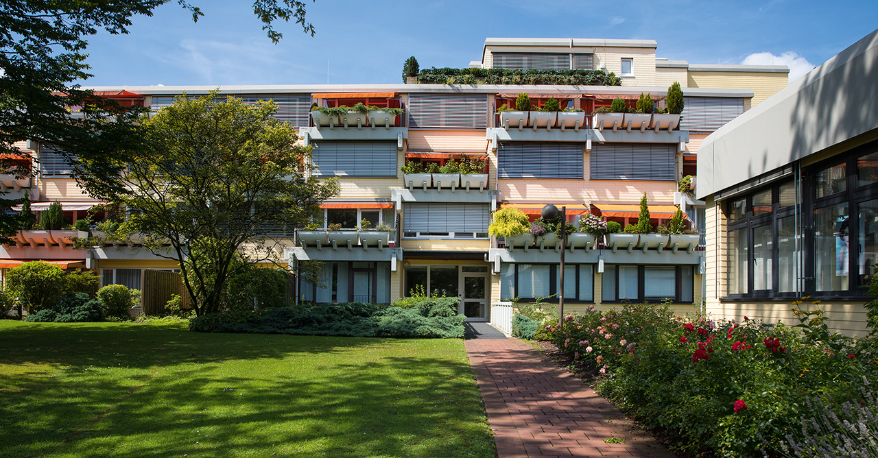 Augustinum Seniorenresidenz Essen Lage Slider Grünfläche und Blumen vor der Seniorenresidenz Augustinum in Essen