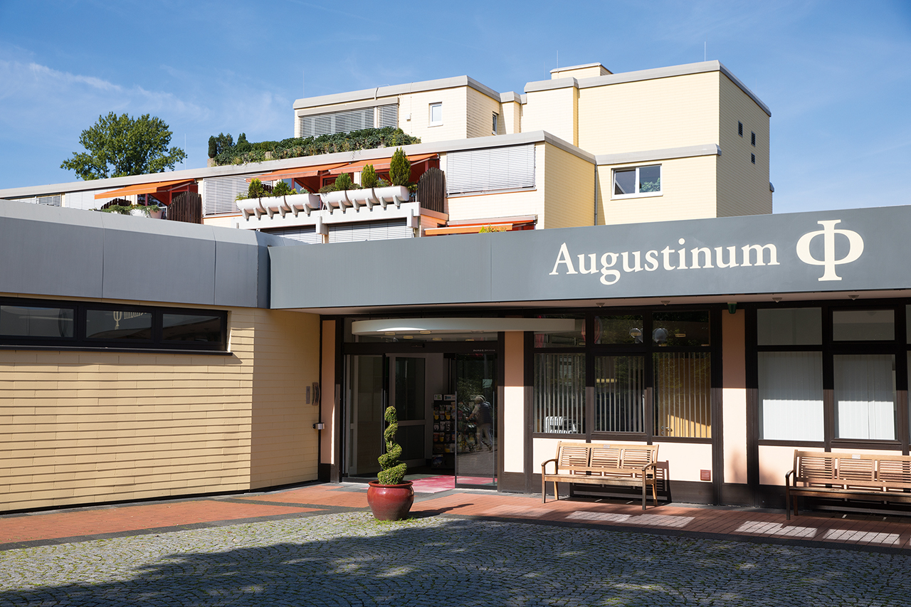 Leistungen und Kosten im Augustinum Essen Eingang zur Seniorenresidenz Augustinum Essen