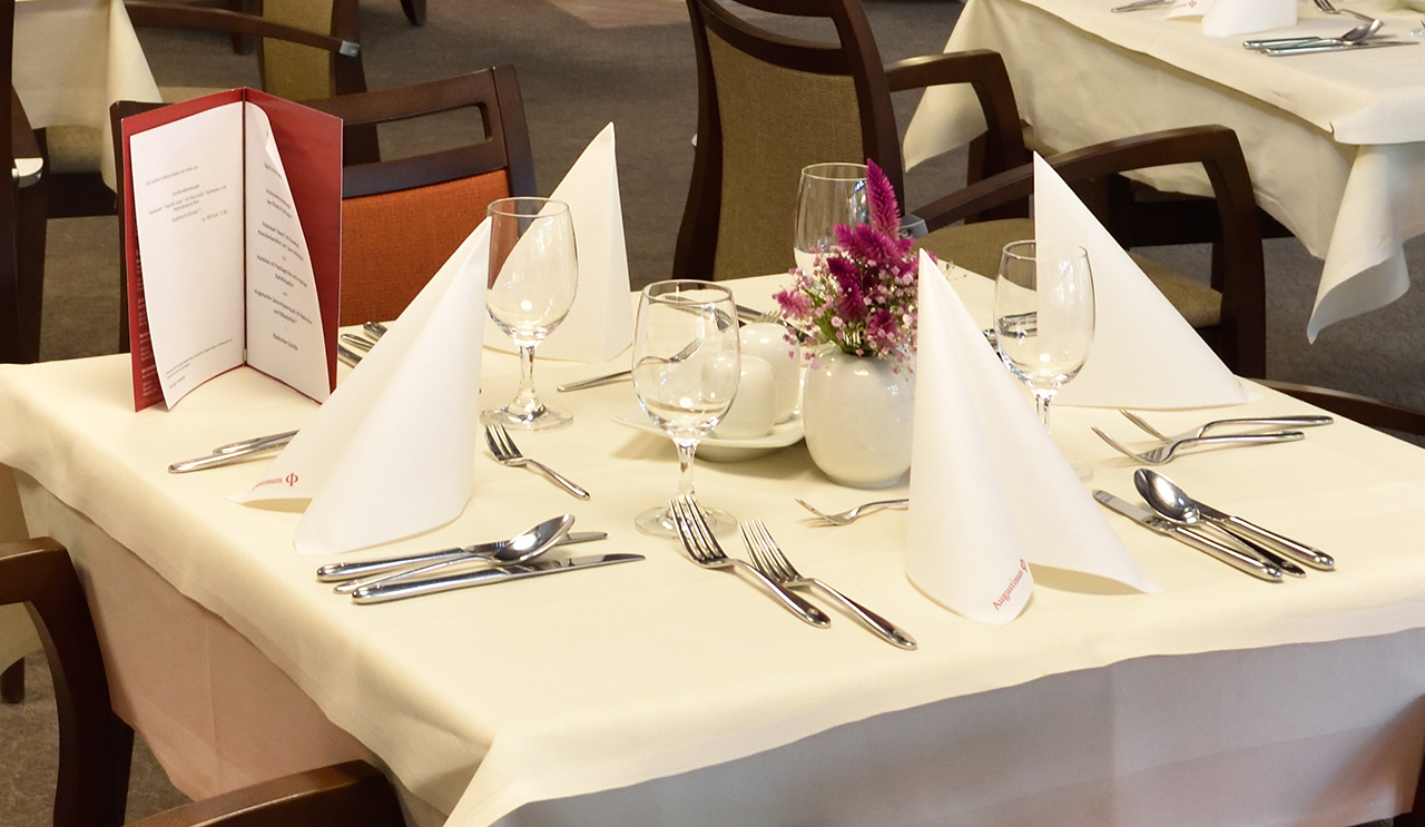 Augustinum Seniorenresidenz Freiburg Restaurant Slider Ein gedeckter Tisch eines Restaurants