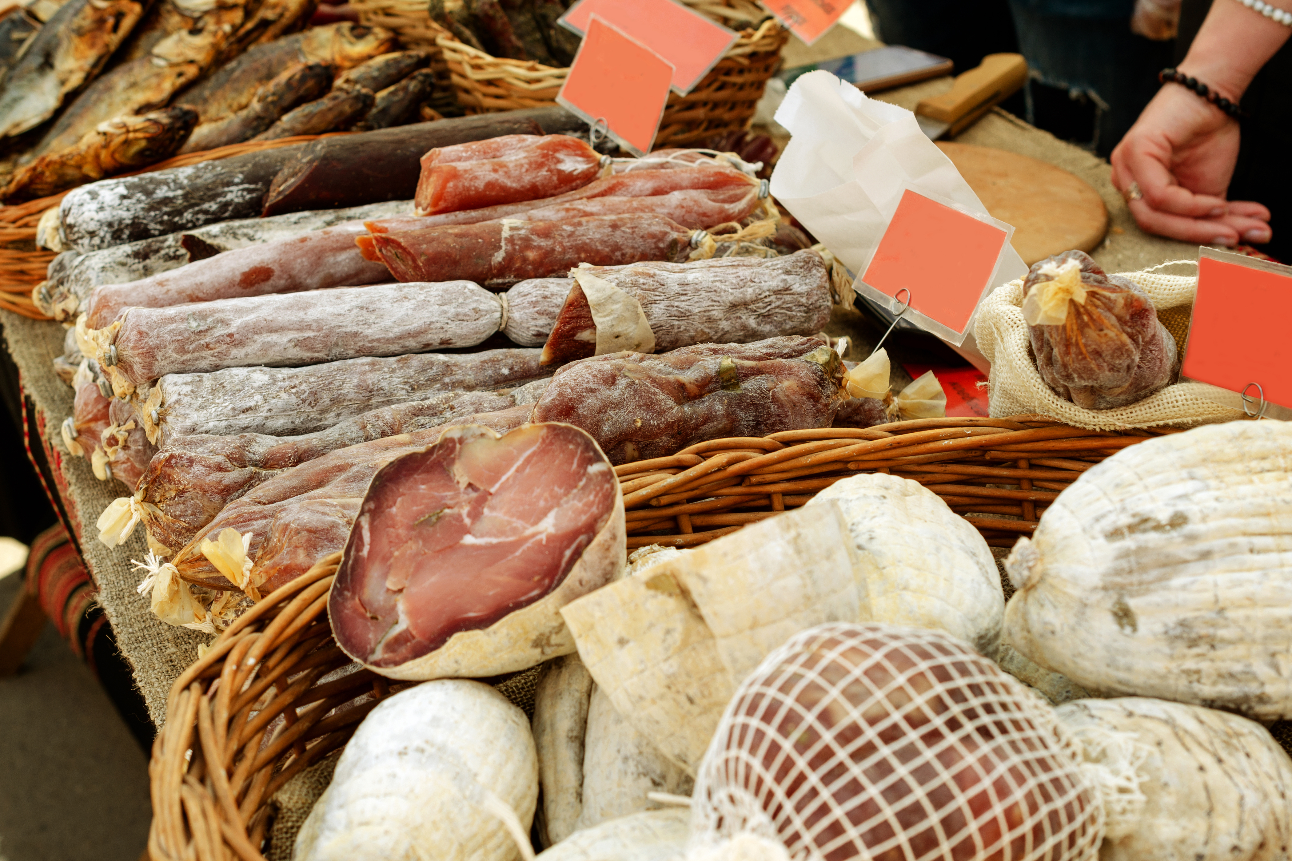 Fleisch- und Wurstwaren von Metzger Kaltenbach, Schallstadt Auslage mit Wurst und Schinken