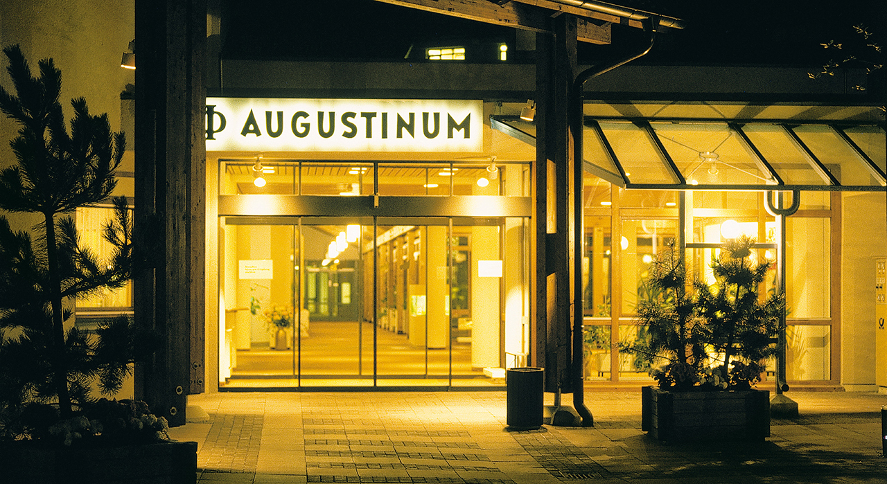 Leistungen und Kosten im Augustinum Freiburg Eingang des Augustinum Freiburg