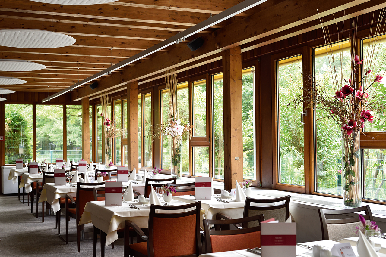 Im Restaurant treffen sich die Bewohner täglich, um gemeinsam die hervorragende Küche im Augustinum Freiburg zu genießen. Im Restaurant treffen sich die Bewohner täglich, um gemeinsam die hervorragende Küche im Augustinum Freiburg zu genießen.