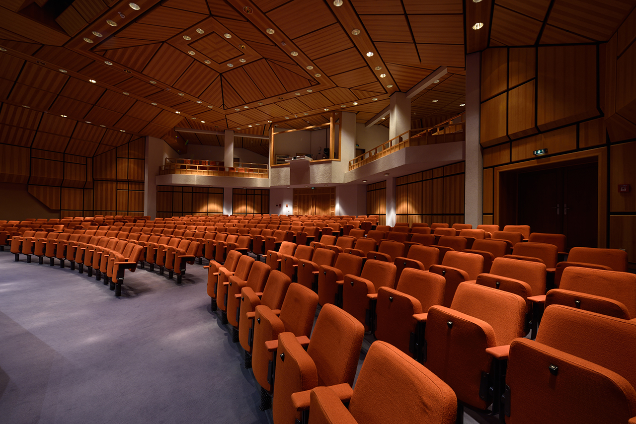 Bis zu 280 Zuschauer nehmen an den kulturellen Highlights im Theatersaal teil. Bis zu 280 Zuschauer nehmen an den kulturellen Highlights im Theatersaal teil.