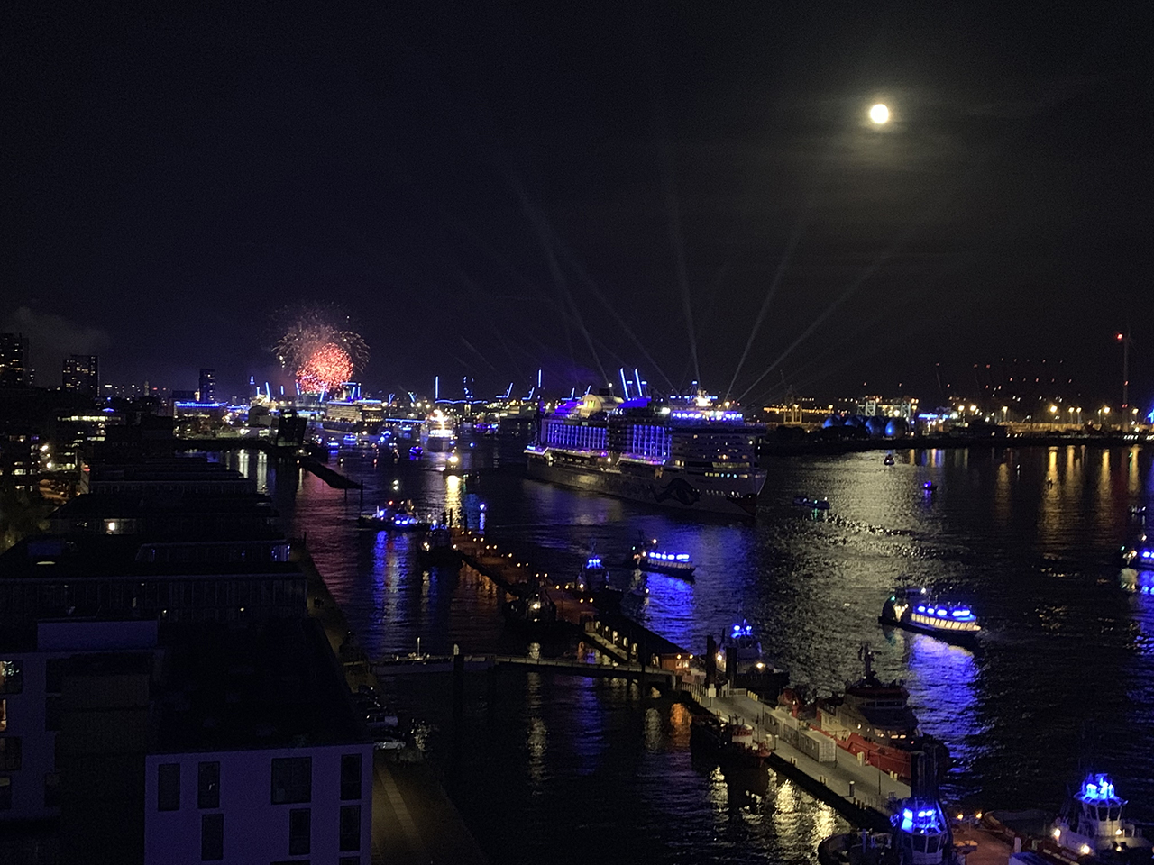 Beim „Blueport“ wird der der Hamburger Hafen ganz in mystisches Blau getaucht. Auch das Augustinum leuchtet blau. Beim „Blueport“ wird der der Hamburger Hafen ganz in mystisches Blau getaucht. Auch das Augustinum leuchtet blau.