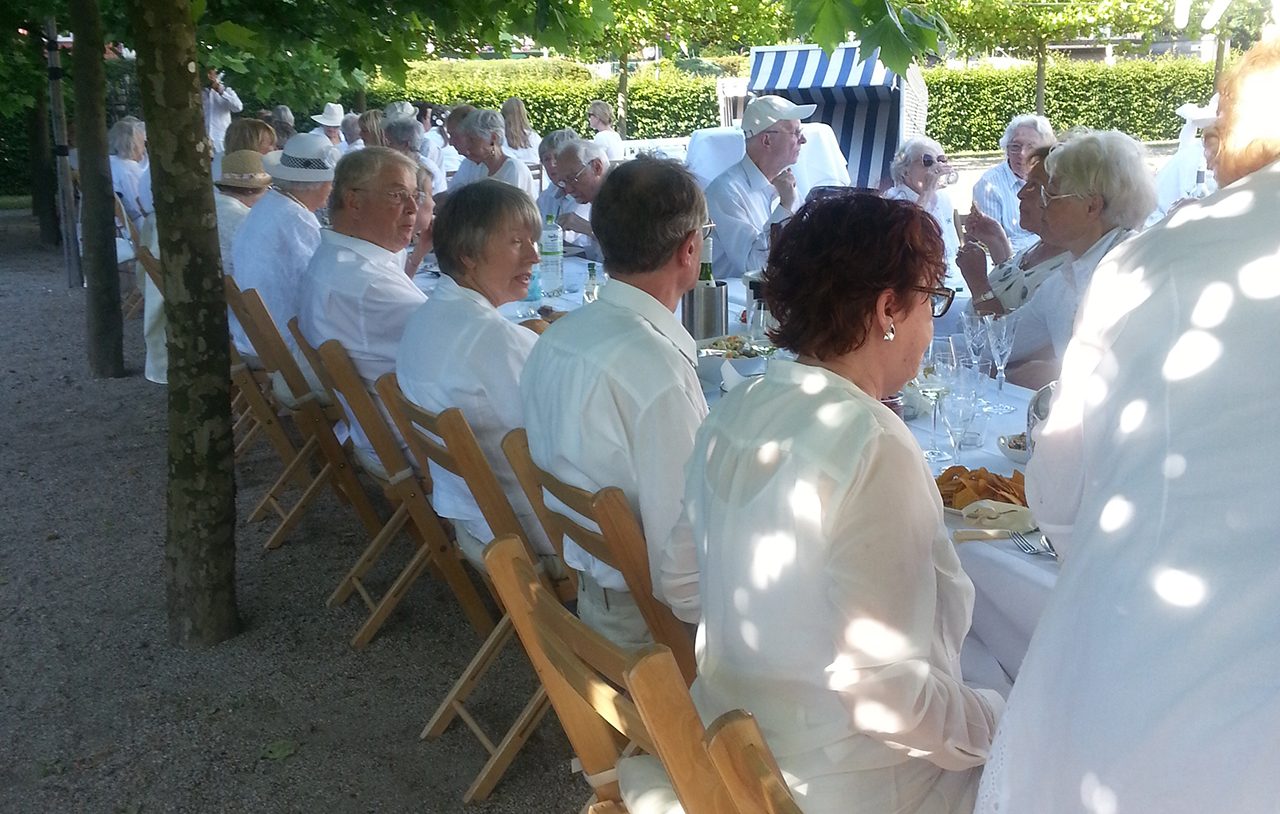 White Dinner im Garten des Augustinum Hamburg. White Dinner im Garten des Augustinum Hamburg.