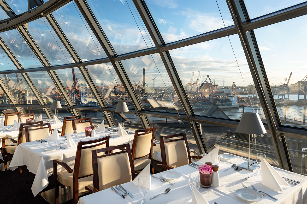 Spektakulär ist der Rundblick aus dem Restaurant „Elbwarte“ unter der Glaskuppel im obersten Stockwerk des Augustinum Hamburg. Spektakulär ist der Rundblick aus dem Restaurant „Elbwarte“ unter der Glaskuppel im obersten Stockwerk des Augustinum Hamburg.