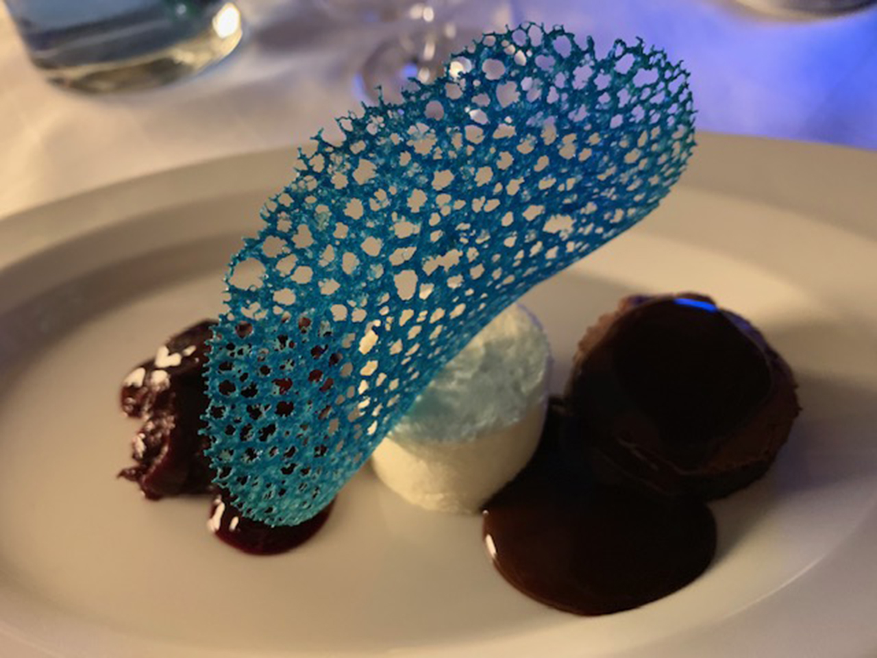 Bei Festen und Feiern zeigen Küche und Service, was sie können, wie hier mit einem maritimen Abendessen anlässlich des Kunstprojekts „Blueport“. Bei Festen und Feiern zeigen Küche und Service, was sie können, wie hier mit einem maritimen Abendessen anlässlich des Kunstprojekts „Blueport“.