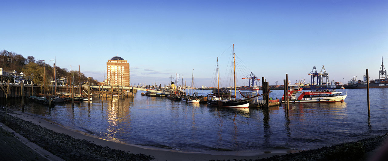 Augustinum Seniorenresidenz Hamburg Lage Slider Boote auf der Elbe und das Augustinum Hamburg im Hintergrund