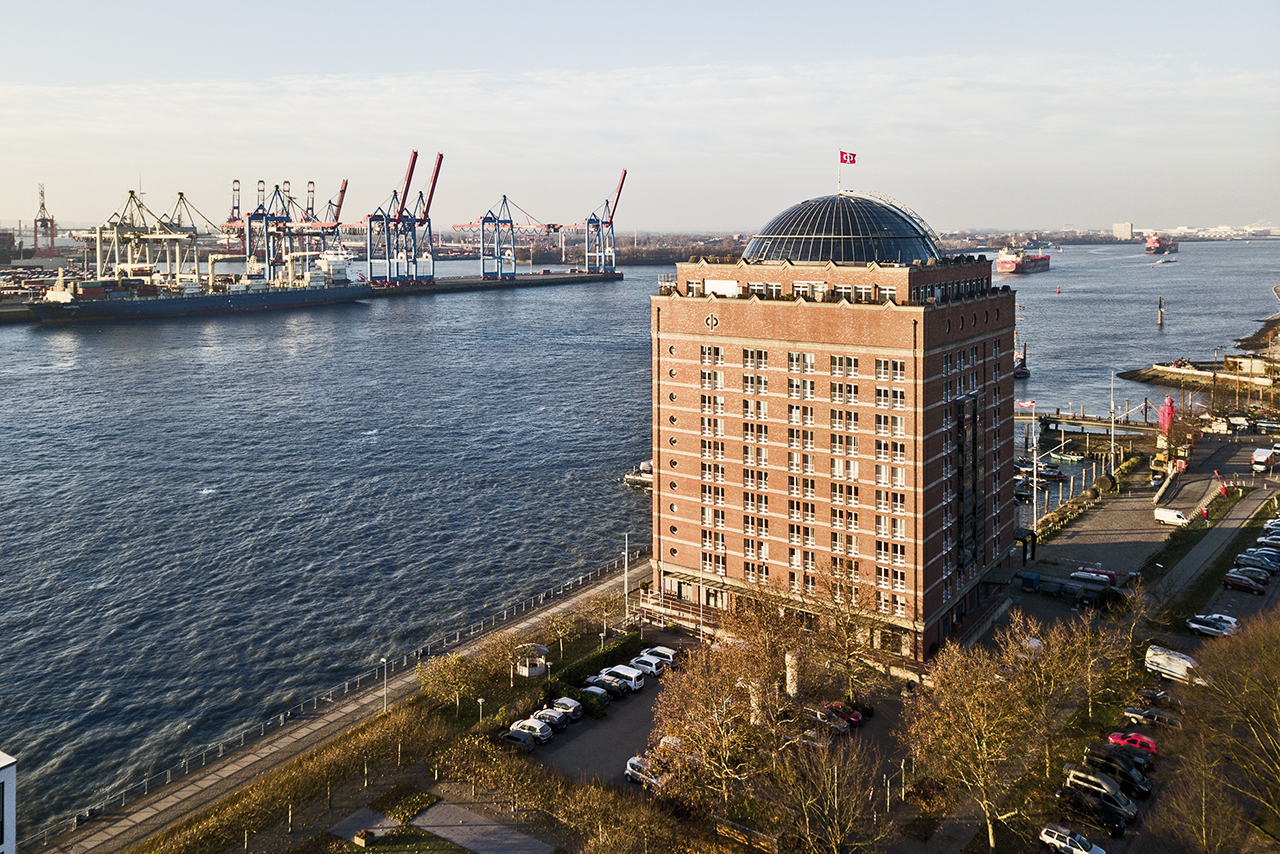 Das Augustinum Hamburg liegt am Rande des Hafengebietes in exponierter Lage direkt an der Elbe. Das Augustinum Hamburg liegt am Rande des Hafengebietes in exponierter Lage direkt an der Elbe.