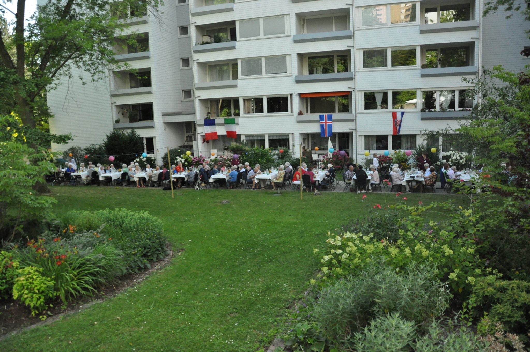 Das Sommerfest im Garten der Seniorenresidenz stand 2019 unter dem Motto „Europa“. Das Sommerfest im Garten der Seniorenresidenz stand 2019 unter dem Motto „Europa“.