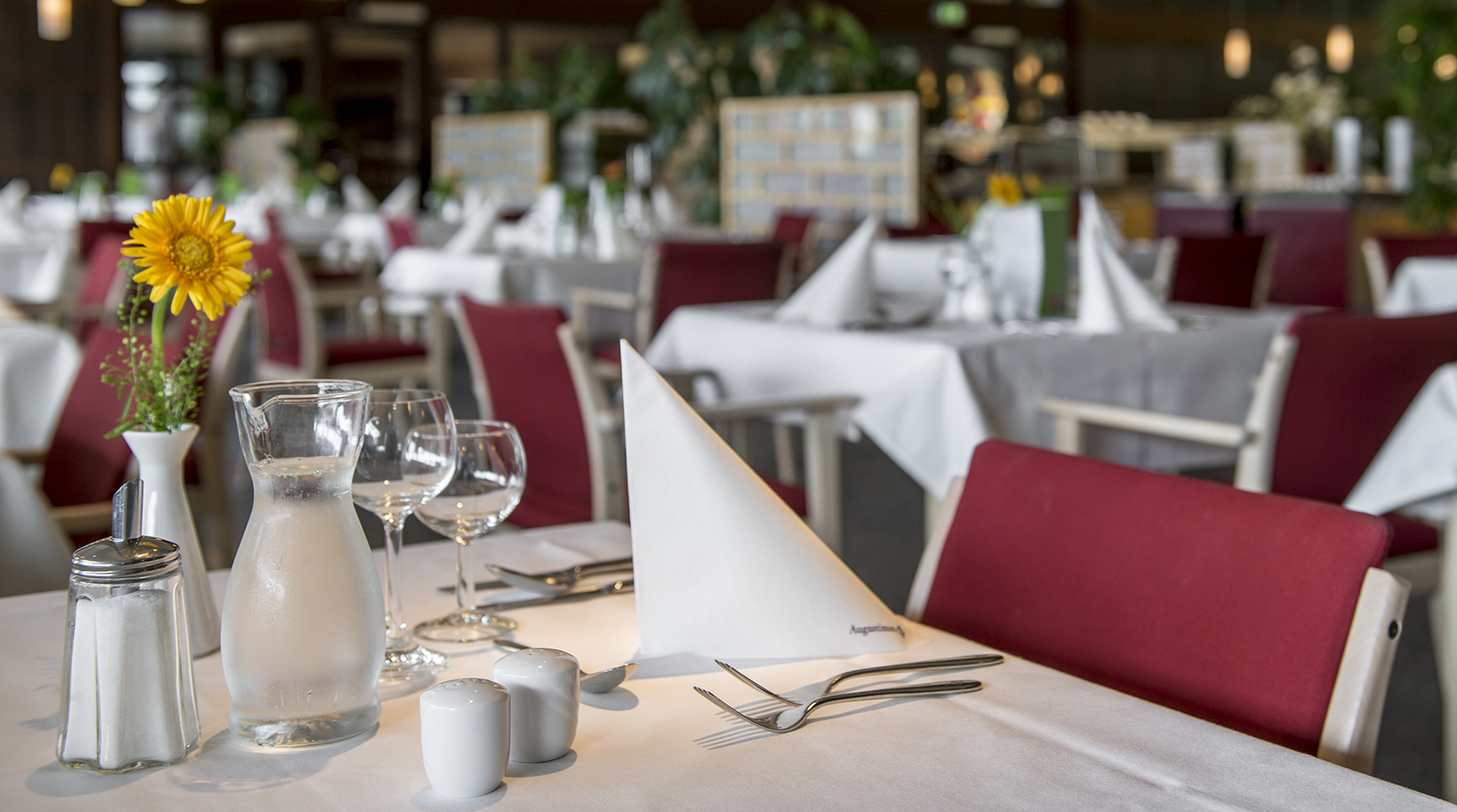 Augustinum Seniorenresidenz Heidelberg Restaurant Slider Gedeckte Tische in einem Restaurant