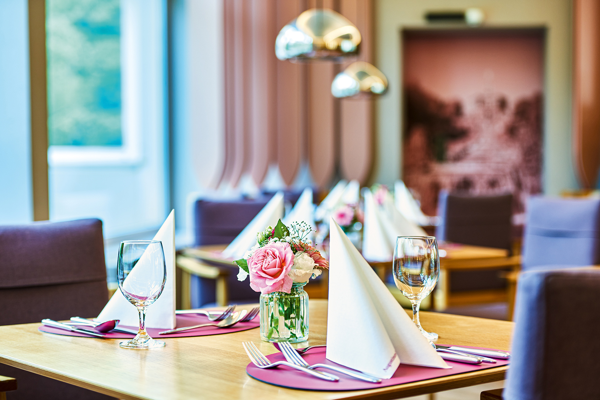 Augustinum Seniorenresidenz Kassel Restaurant Slider Ein gedeckter Holztisch in einem Restaurant