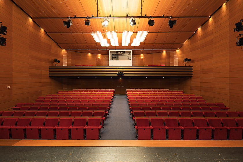 Bis zu 250 Zuschauer können im Theatersaal Konzerte, Vorträge oder Filmvorführungen verfolgen. Bis zu 250 Zuschauer können im Theatersaal Konzerte, Vorträge oder Filmvorführungen verfolgen.