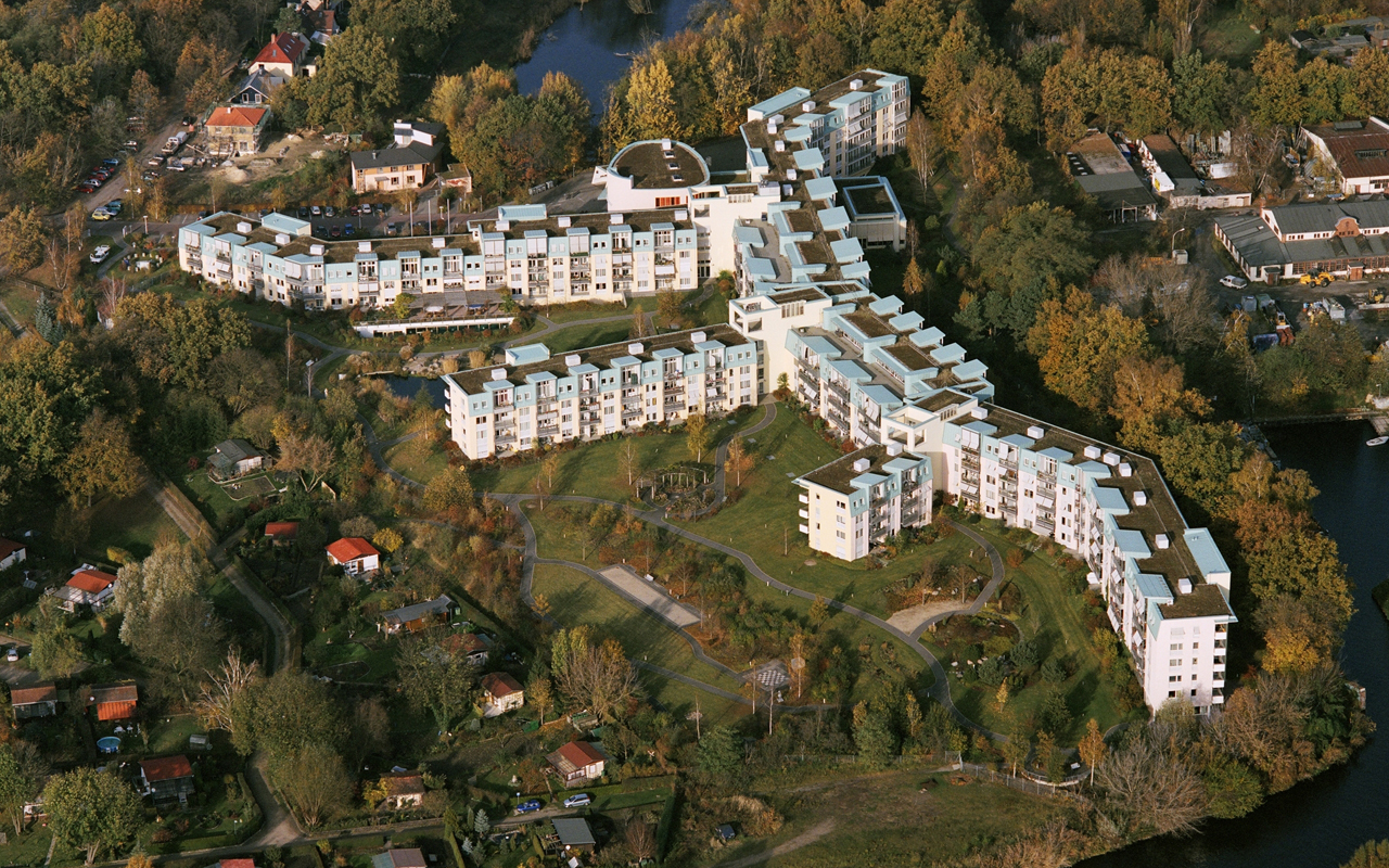 Umgeben von Wald und Wasser liegt das Augustinum Kleinmachnow in unmittelbarer Nachbarschaft zum Berliner Stadtteil Zehlendorf. Umgeben von Wald und Wasser liegt das Augustinum Kleinmachnow in unmittelbarer Nachbarschaft zum Berliner Stadtteil Zehlendorf.