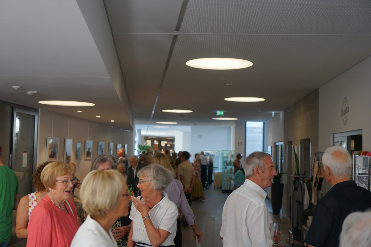 Augustinum Seniorenresidenz Meersburg Aktivitäten Slider  Senior*innen unterhalten sich bei einer Veranstaltung