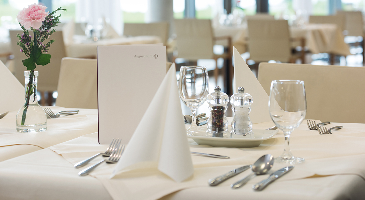 Augustinum Seniorenresidenz Meersburg Essen und Genießen Eine Menükarte auf einem gedeckten Tisch im Restaurant