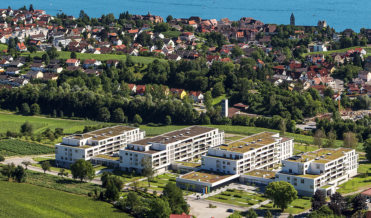 An einem der schönsten Flecken am Bodensee liegt das Augustinum Meersburg auf einer Hochfläche über der historischen Stadt. An einem der schönsten Flecken am Bodensee liegt das Augustinum Meersburg auf einer Hochfläche über der historischen Stadt.