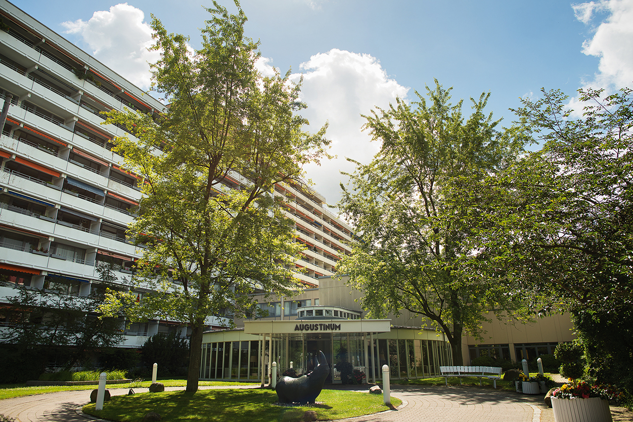 Augustinum Seniorenresidenz Mölln Lage Slider Der Weg und die Nashorn-Statue vor dem Eingang des Augustinum Mölln