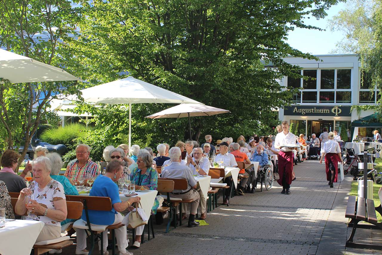 Sommerliche Leichtigkeit wird im Augustinum München-Neufriedenheim am liebsten unter freiem Himmel gefeiert. Sommerliche Leichtigkeit wird im Augustinum München-Neufriedenheim am liebsten unter freiem Himmel gefeiert.