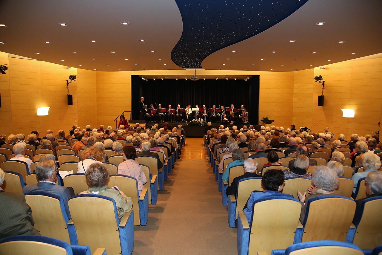 Feierliche Adventsstimmung erwartet die Bewohner*innen bei der traditionellen Adventsandacht im Theatersaal. Feierliche Adventsstimmung erwartet die Bewohner*innen bei der traditionellen Adventsandacht im Theatersaal.