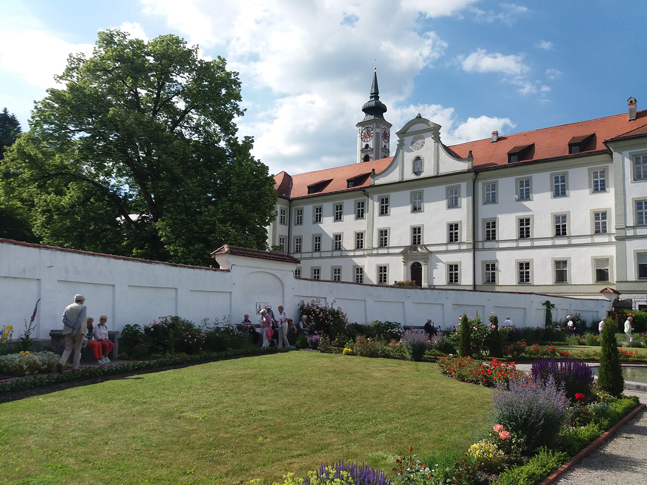 Der Klostergarten von Schäftlarn ist ein idyllisches Kleinod vor den Toren Münchens. Der Klostergarten von Schäftlarn ist ein idyllisches Kleinod vor den Toren Münchens.