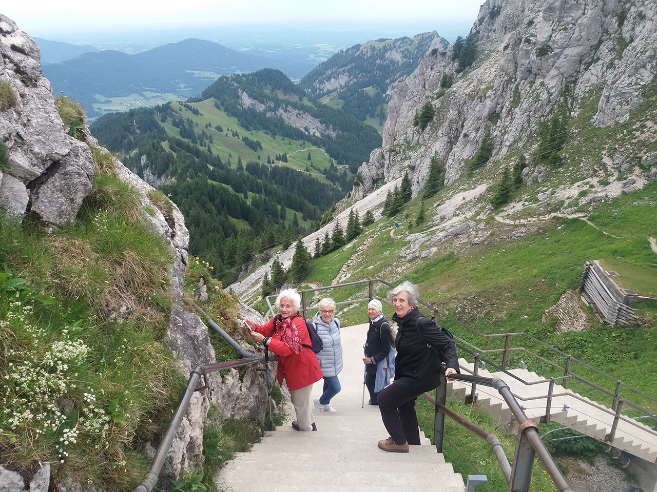 Mit der Zahnradbahn ging es rauf auf den Wendelstein, später mit der Gondel wieder runter. Dazwischen ist Zeit zum Wandern und zum Einkehren. Mit der Zahnradbahn ging es rauf auf den Wendelstein, später mit der Gondel wieder runter. Dazwischen ist Zeit zum Wandern und zum Einkehren.
